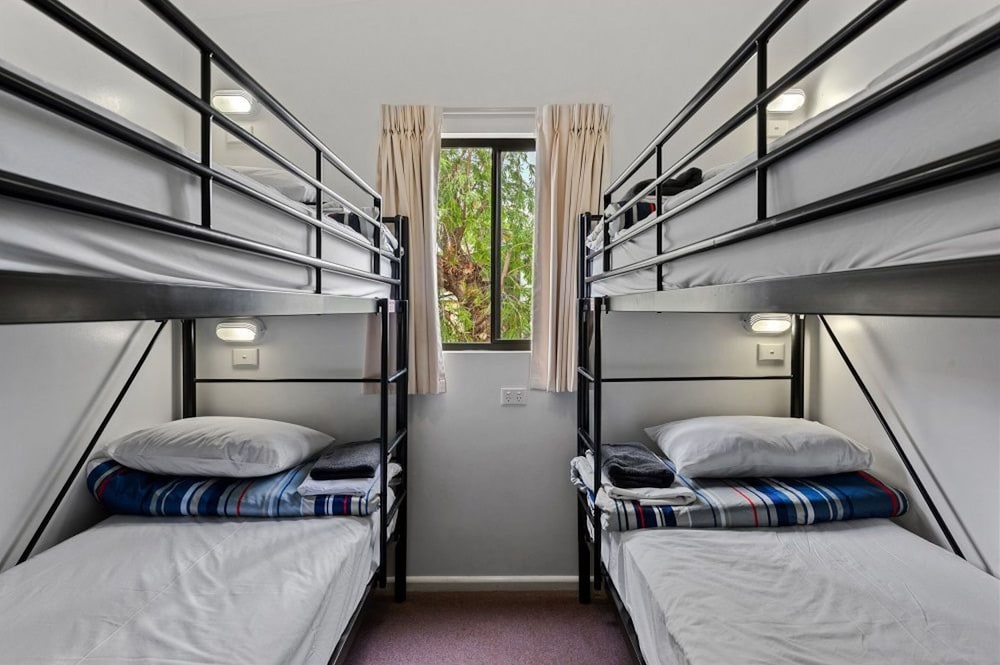 Deluxe 2 Bedroom Cabin - Sleeps 6 photo 3