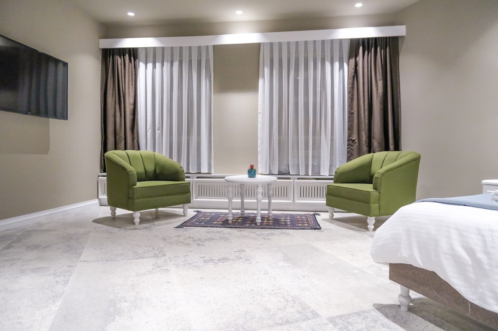 Family Room, 1 Queen Bed with Sofa bed, Non Smoking, City View photo 1
