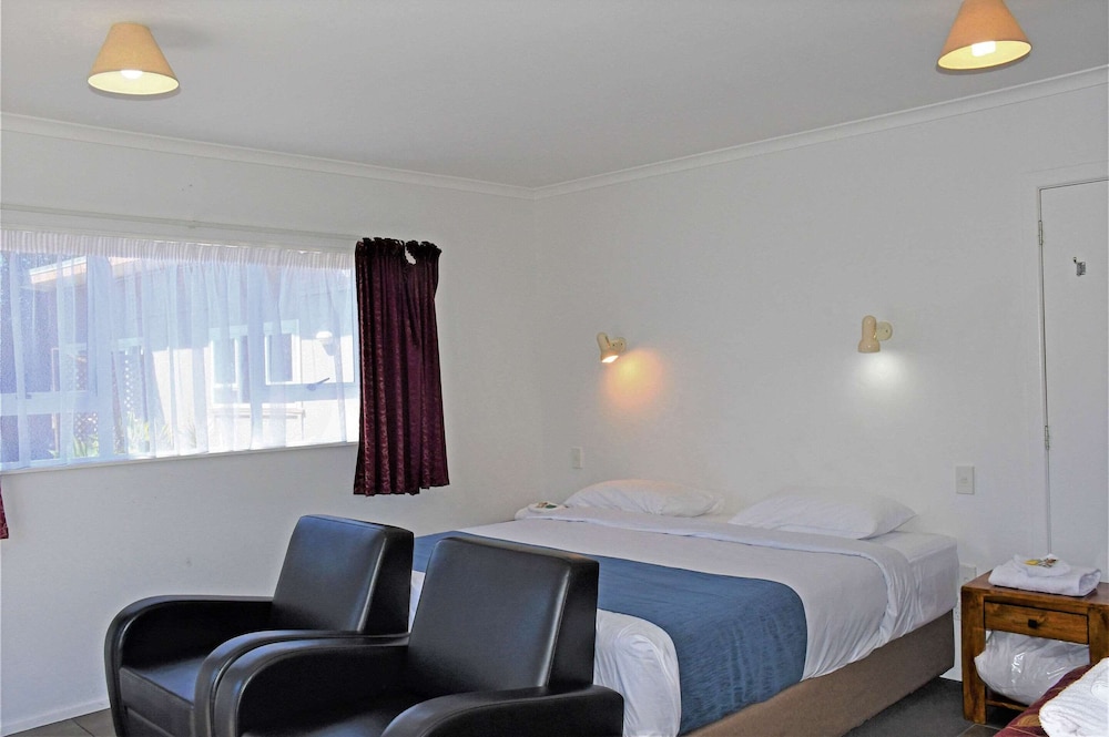 Room, Multiple Beds, Non Smoking - Photo 9
