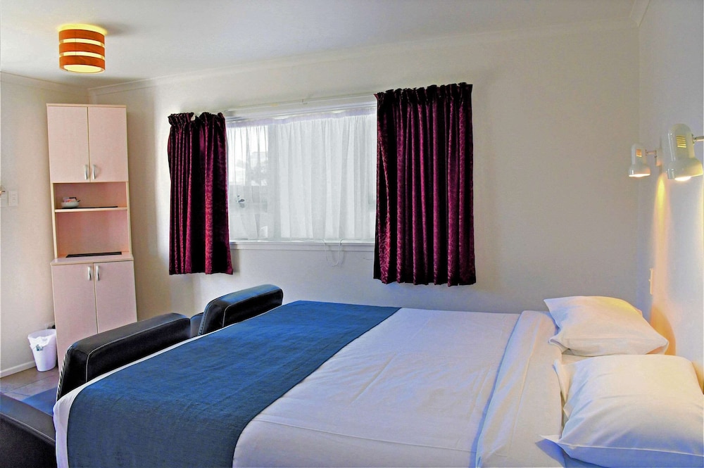Room, Multiple Beds, Non Smoking - Photo 7