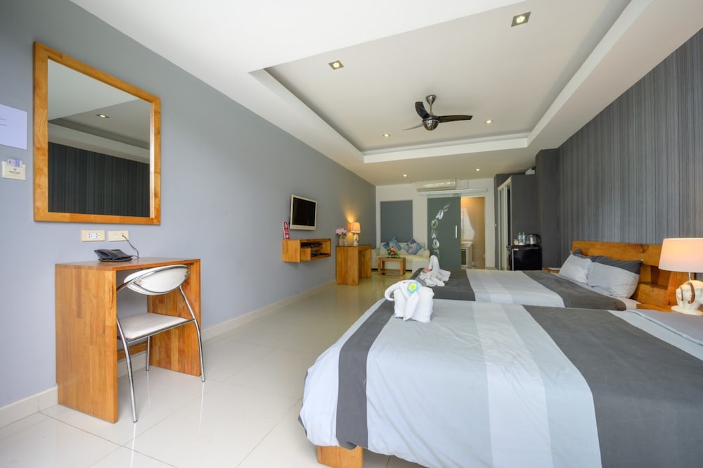 Premium Triple Room, Pool View - Photo 5