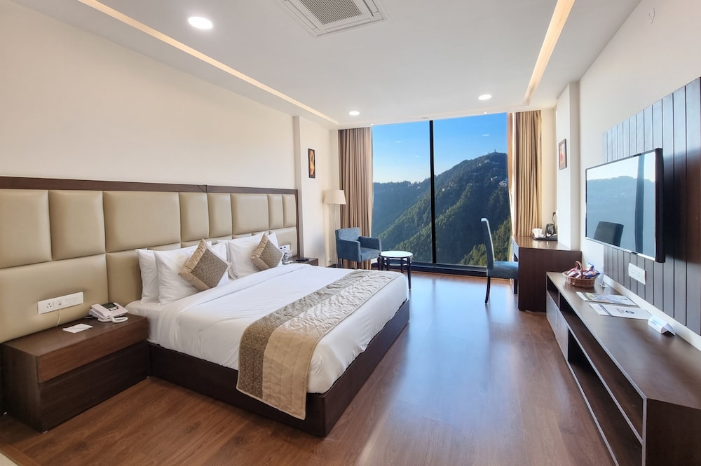 Premium Room, 1 King Bed, Non Smoking, Mountain View - Photo 4