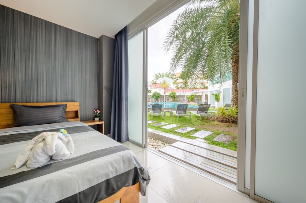 Premium Room, 1 King Bed, Pool View - Photo 4