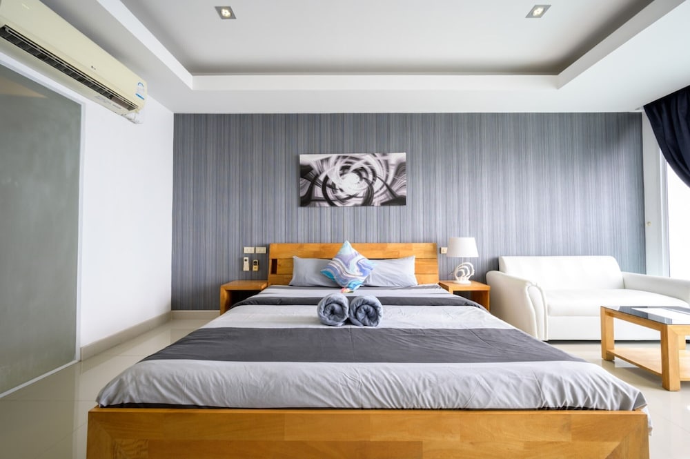 Premium Room, 1 King Bed, Pool View - Photo 2