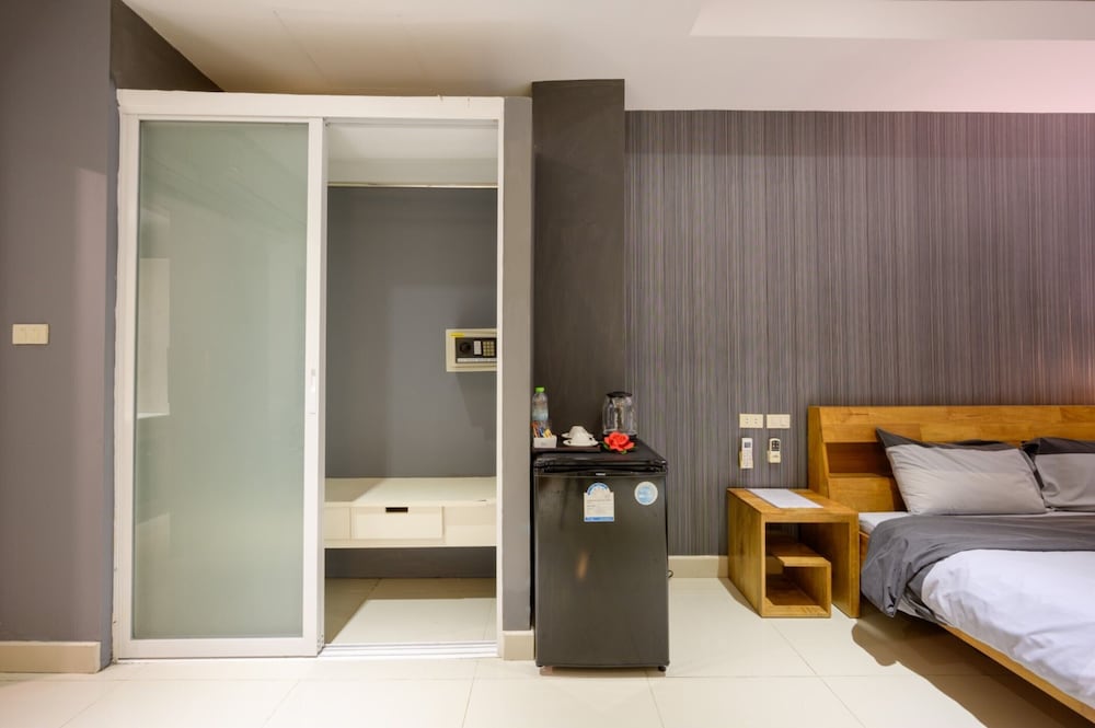 Premium Triple Room, Pool View - Photo 4