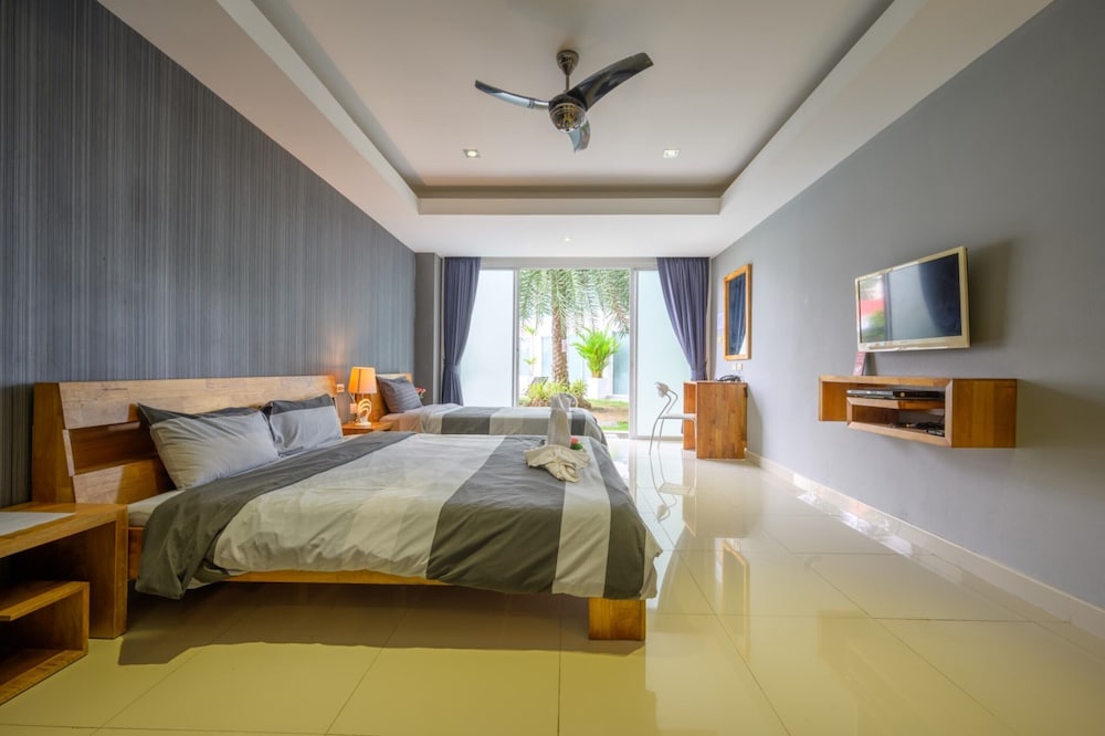 Premium Triple Room, Pool View - Photo 3