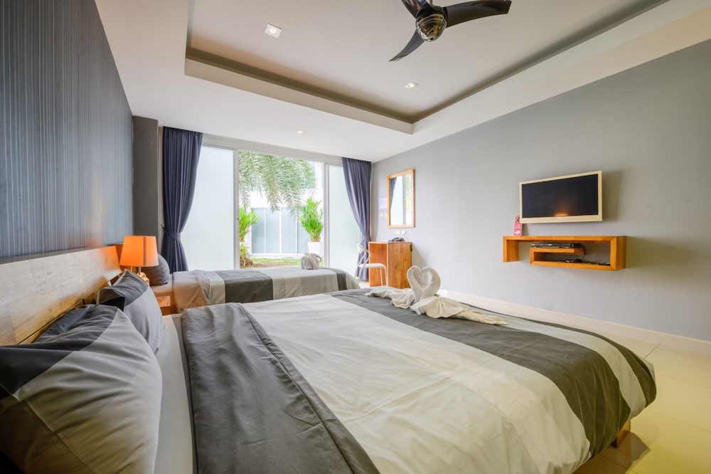Premium Triple Room, Pool View - Photo 6