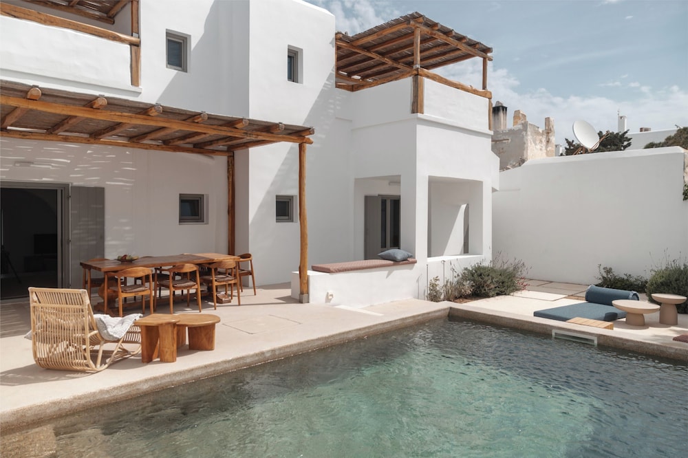 Luxury House, Pool View