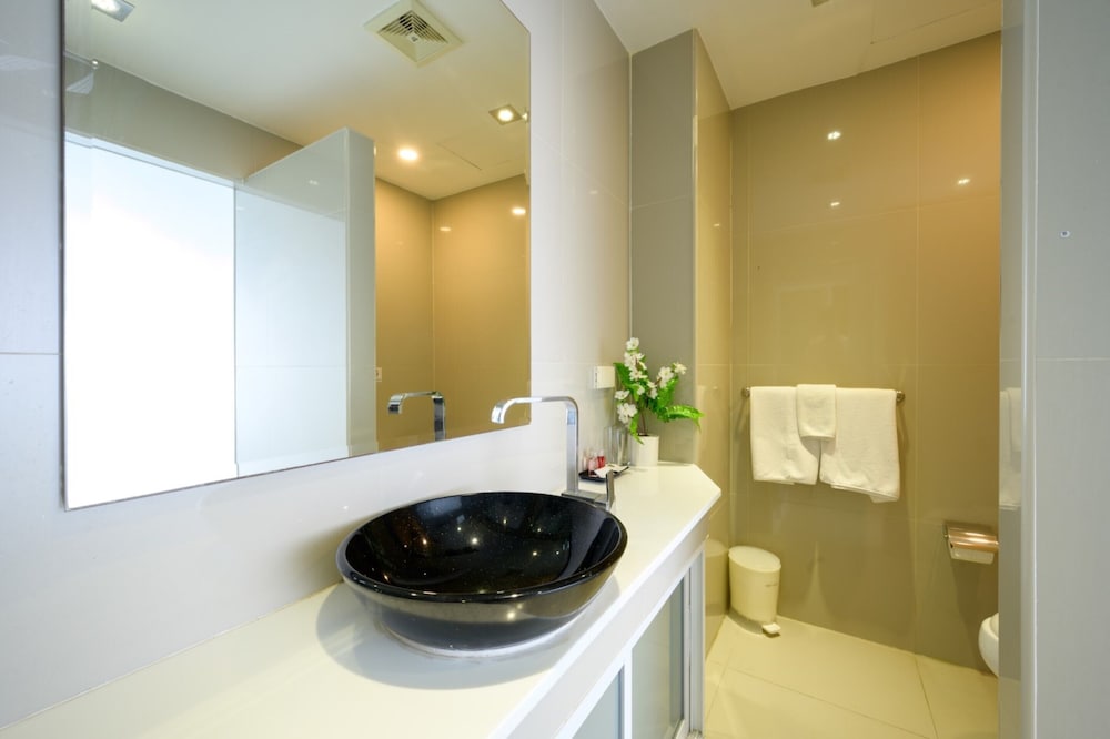 Premium Room, 1 King Bed, Pool View - Photo 8