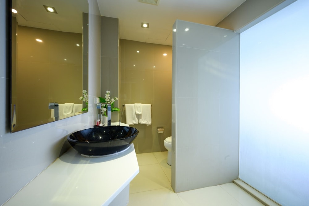 Premium Room, 1 King Bed, Pool View - Photo 7
