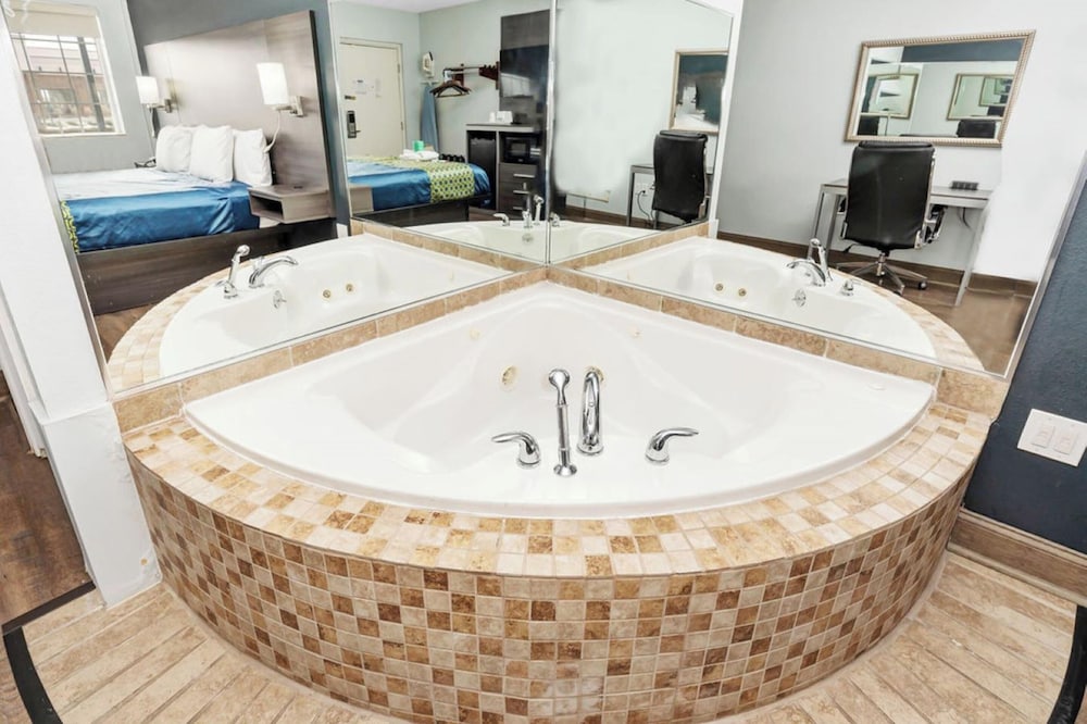Comfort Suite, 1 Queen Bed, Non Smoking, Jetted Tub - Photo 6