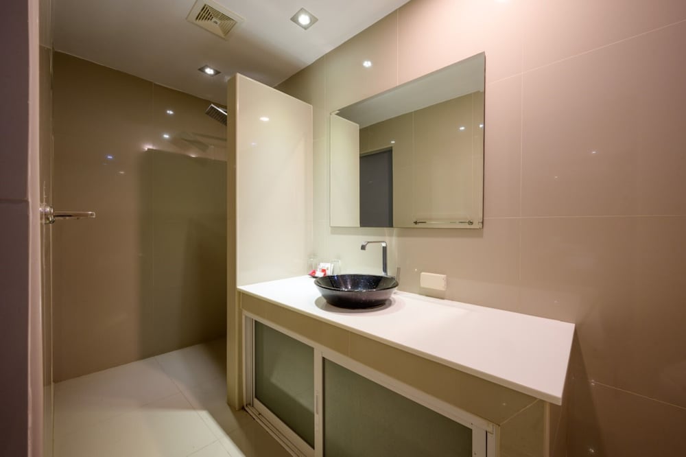 Premium Triple Room, Pool View - Photo 11