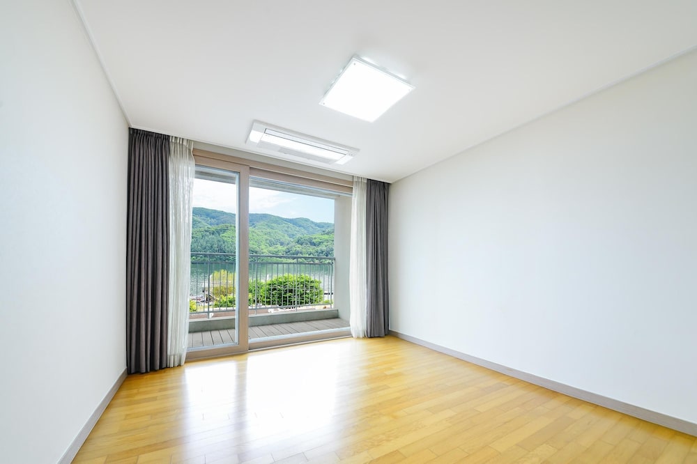 Basic Room, 2 Bedrooms (F1 - 23(Random,pet)) - Photo 3