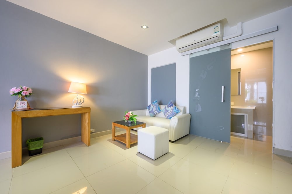 Premium Triple Room, Pool View - Photo 8