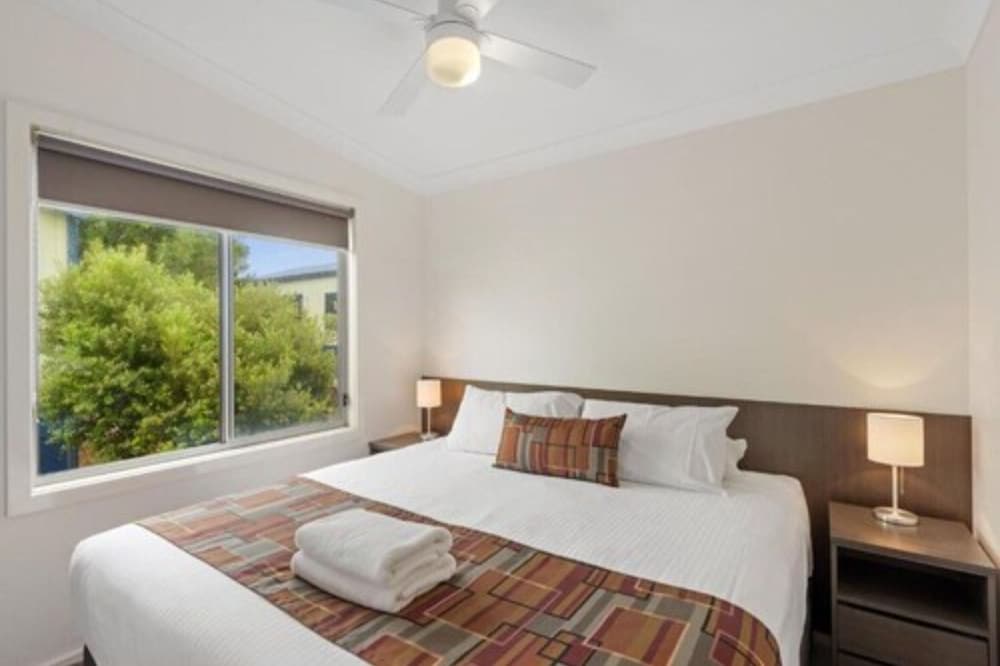 Deluxe 2 Bedroom Cabin - Sleeps 4 photo 3
