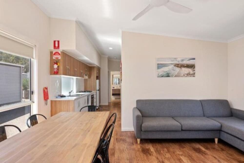 Deluxe 2 Bedroom Lakeview Cabin - Sleeps 6 photo 2