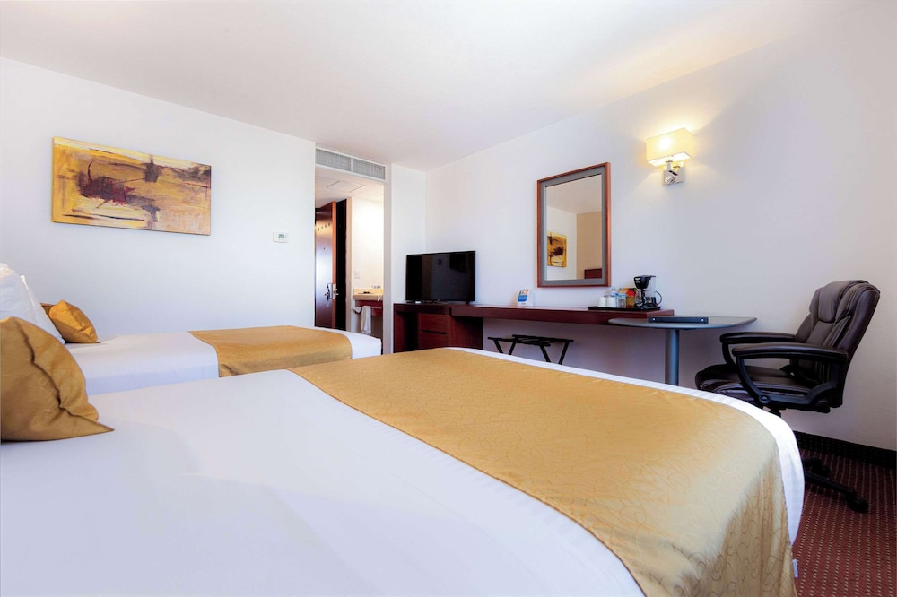 Standard Room, 1 King Bed, Non Smoking - Photo 4