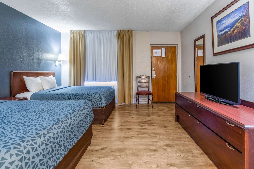 Standard Room, 2 Queen Beds, Patio, River View