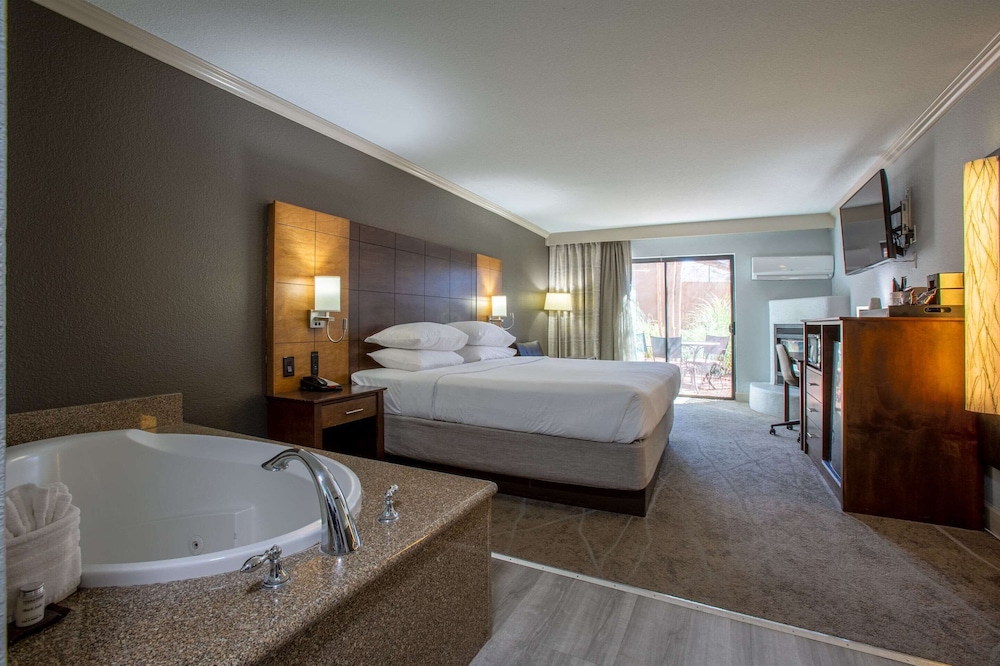 Suite 1 King Bed, Fireplace, Patio, Whirlpool Bath, Non-Smoking - Photo 8