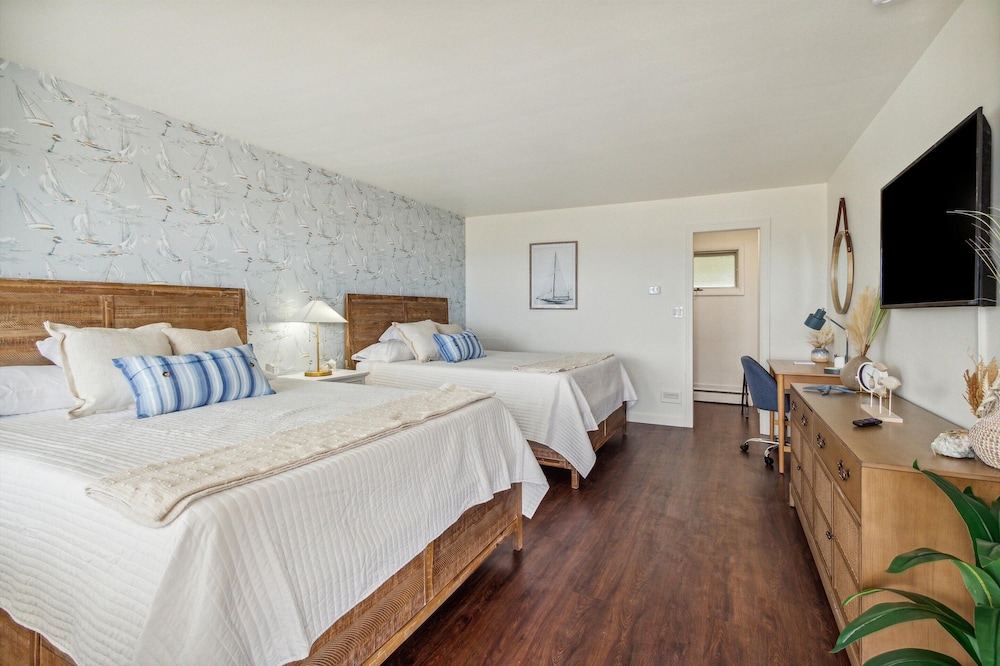 Lake View Double Queen Suite