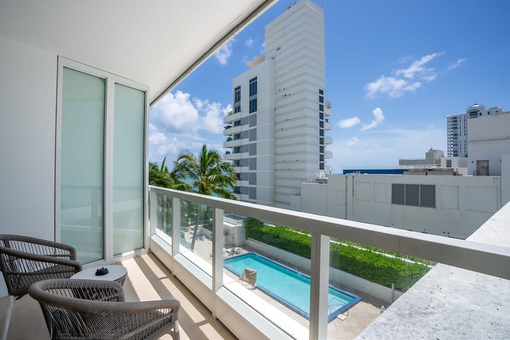 Junior Suite, Multiple Beds, Kitchenette, Pool View