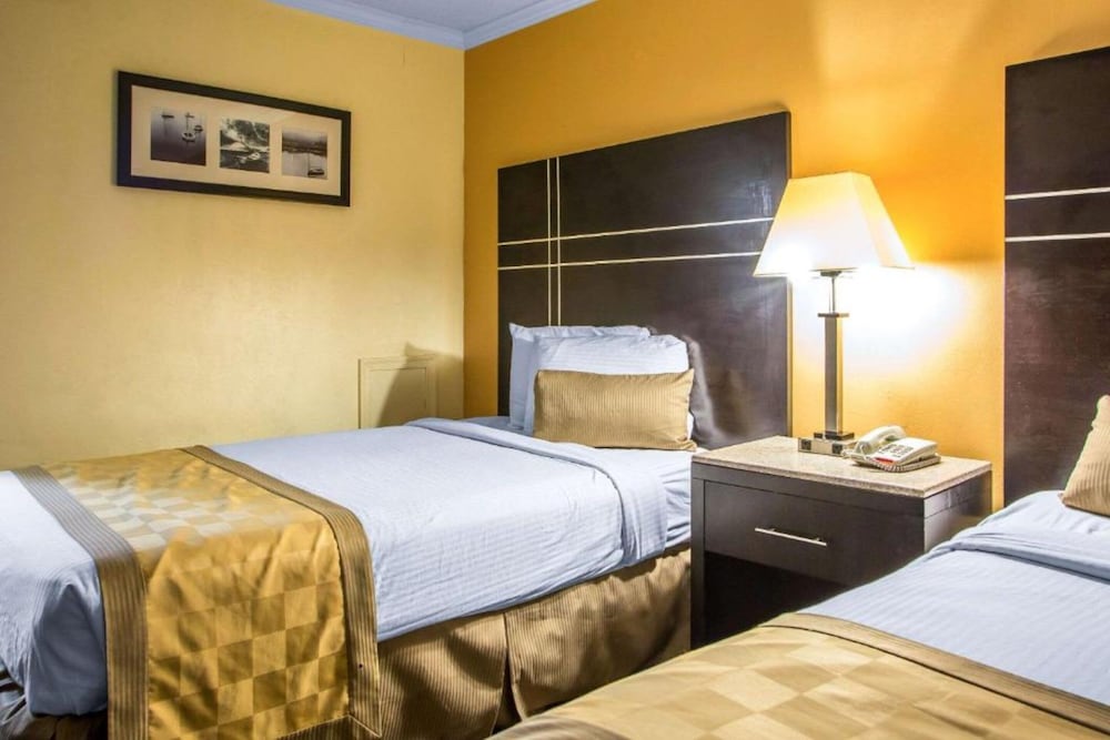 Double Room, 2 Double Beds, Non Smoking, Private Bathroom photo 3