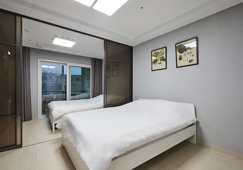 Family Twin Room - Photo 4