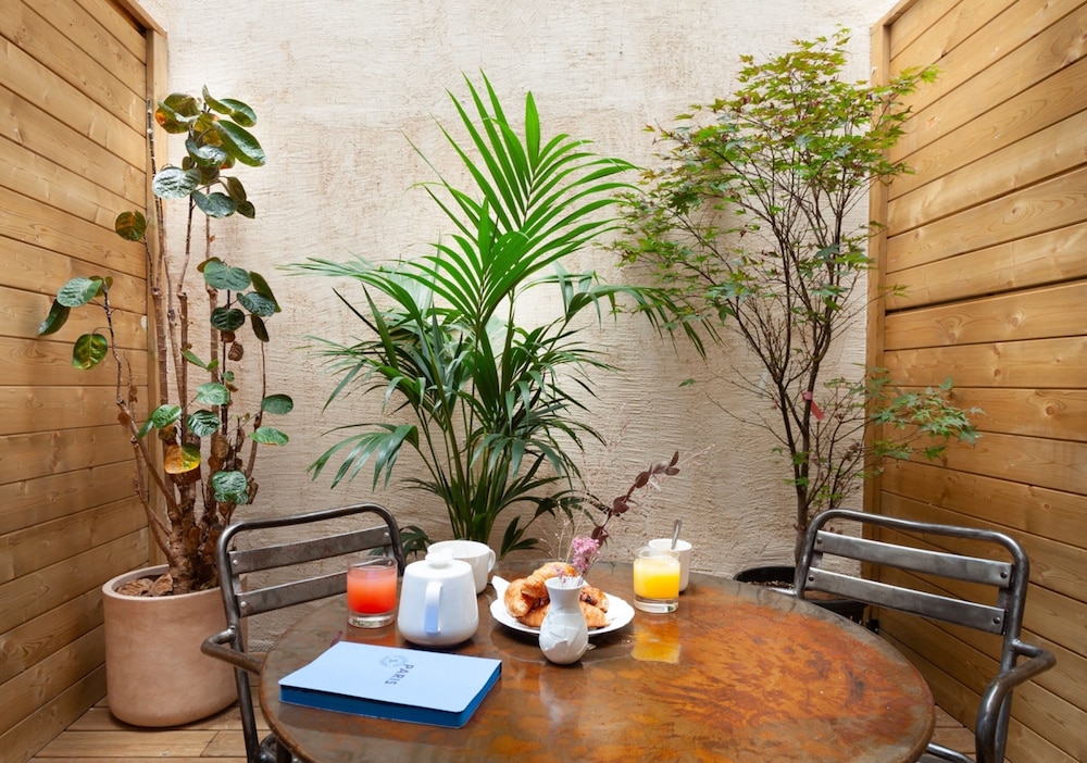 Chambre Double, 1 très grand lit, terrasse Chambre Double, 1 très grand lit, terrasse