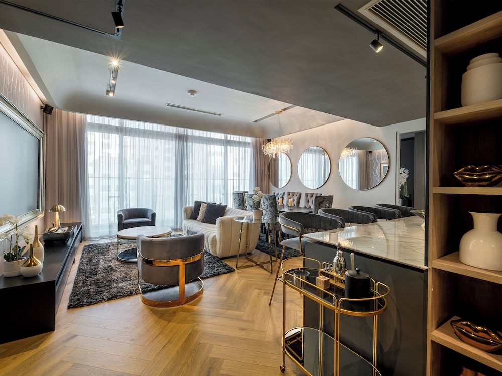 Executive Suite - Photo 10