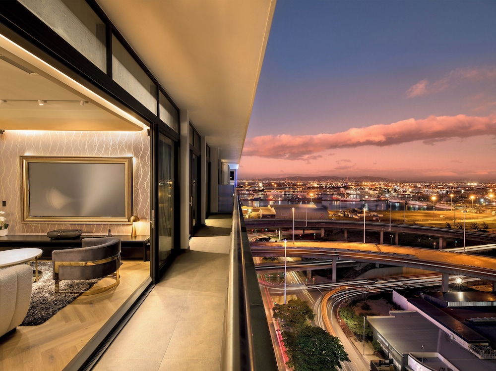 Executive Suite - Photo 9