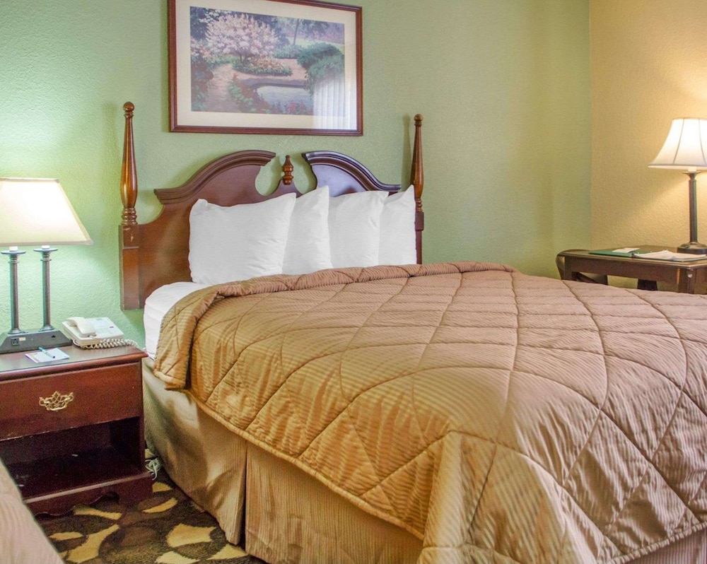 Standard Room, 2 Queen Beds, Non Smoking - Photo 2