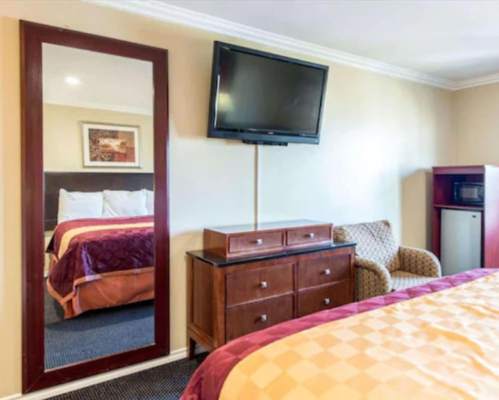 Family Room, 2 Queen Beds, Refrigerator & Microwave, City View