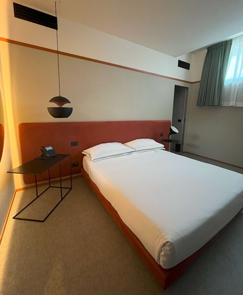 Standard Room, 1 Queen Bed, Non Smoking - Photo 6