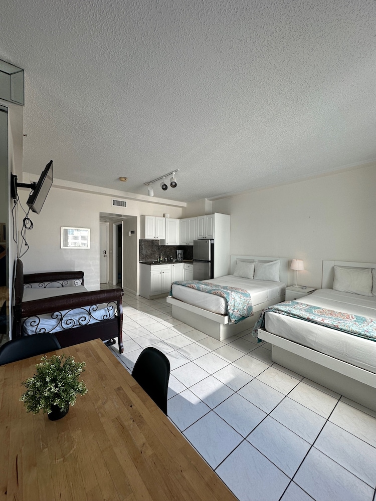 Traditional Studio, Multiple Beds, Non Smoking