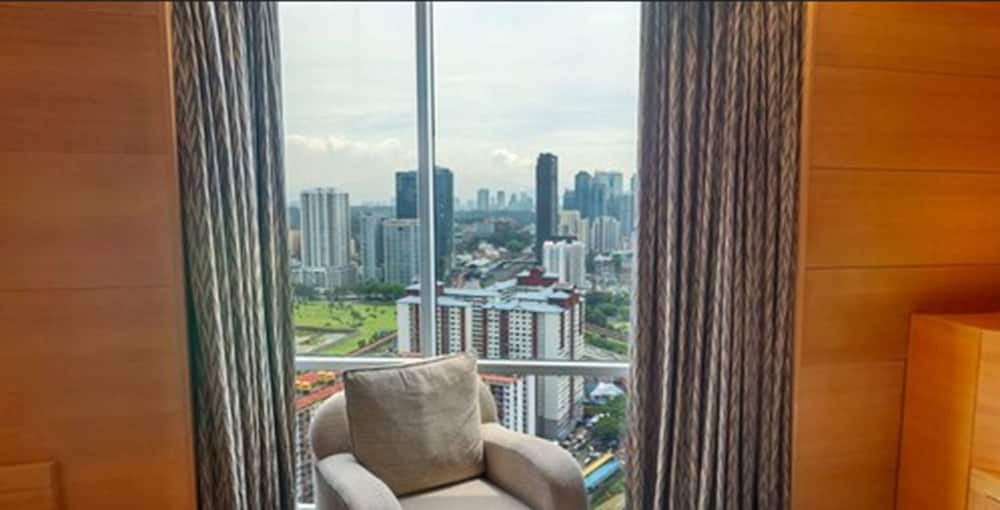 Deluxe Room, 1 King Bed, City View thumbnail 5