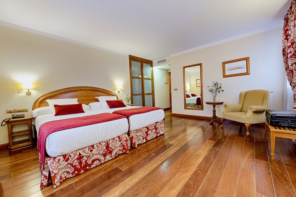 Twin Room (2 Adults) - Photo 3