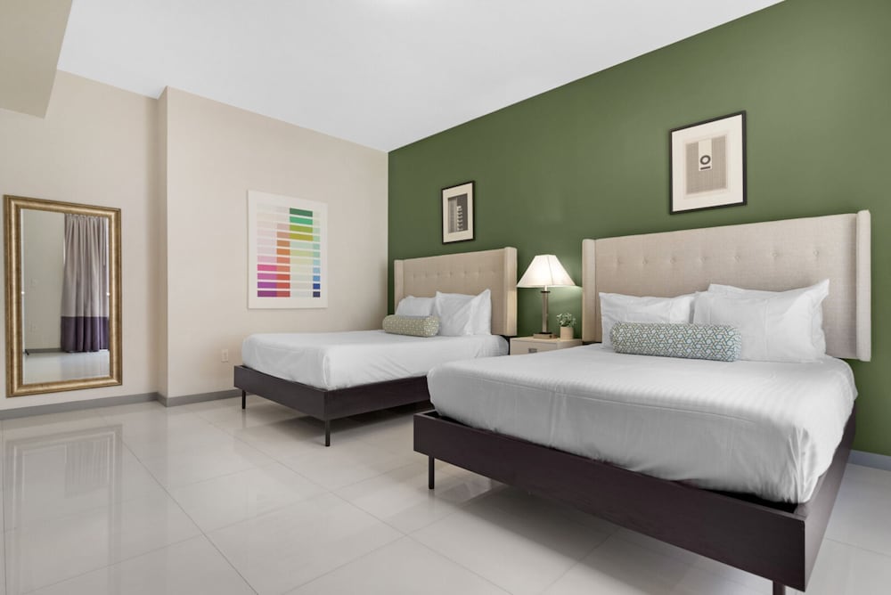 1 Bedroom w/ 2 Queens photo 2