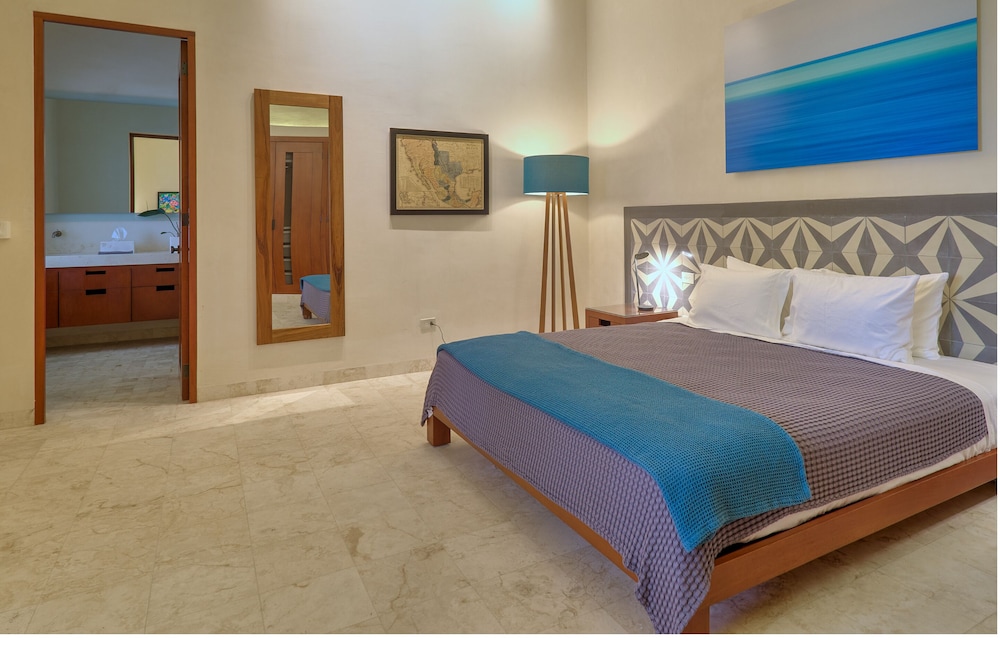 Deluxe Room (2), 1 King Bed