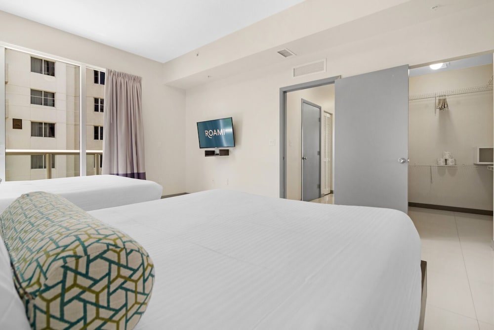 1 Bedroom w/ 2 Queens photo 3