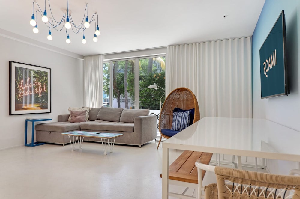 Adjacent Five Bed Four Bath Apartment thumbnail 5