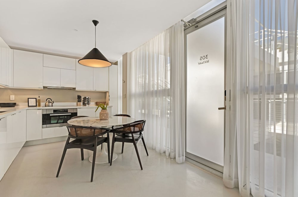 2 Bedroom w/ Terrace