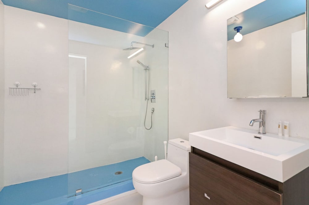 Adjacent Three Bed Three Bath Apartment