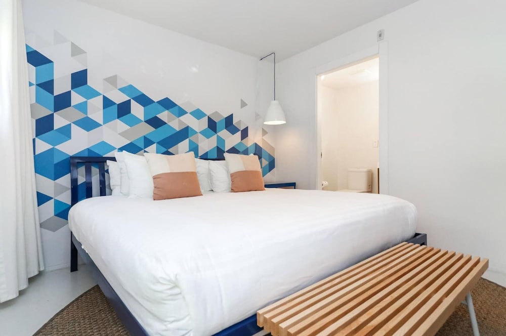 Adjacent Five Bed Four Bath Apartment thumbnail 6