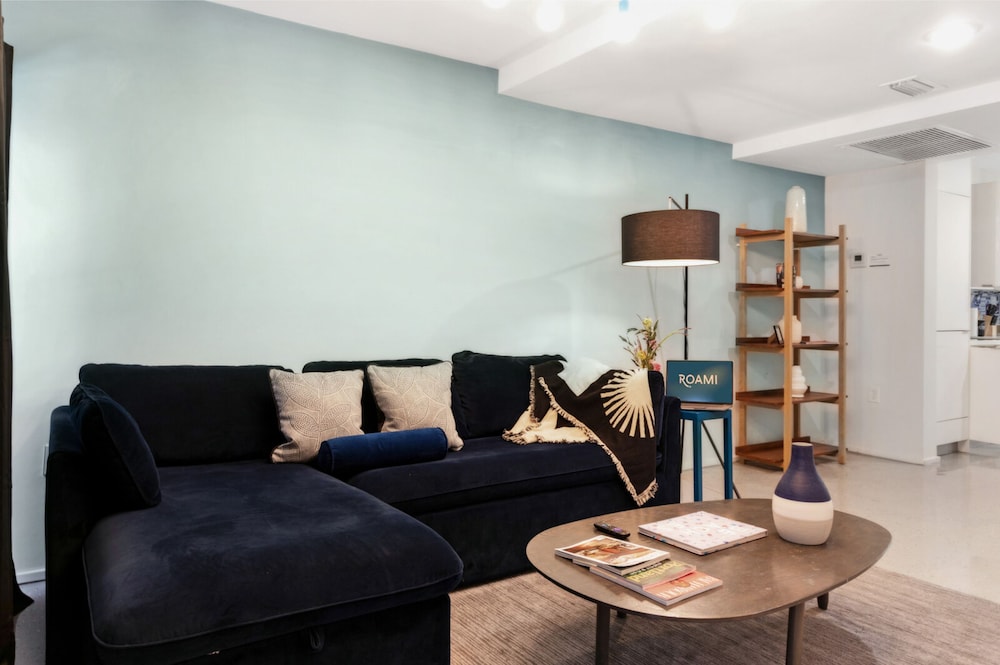 Adjacent Six Bed Six Bath Apartment thumbnail 5