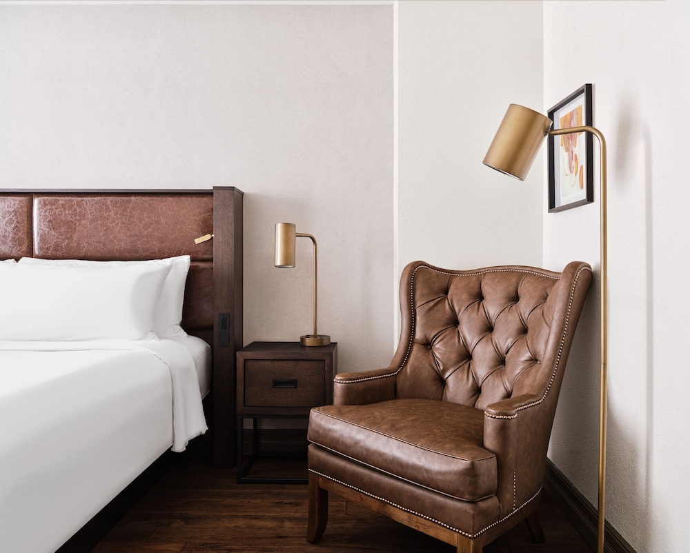Deluxe Room (Queen)