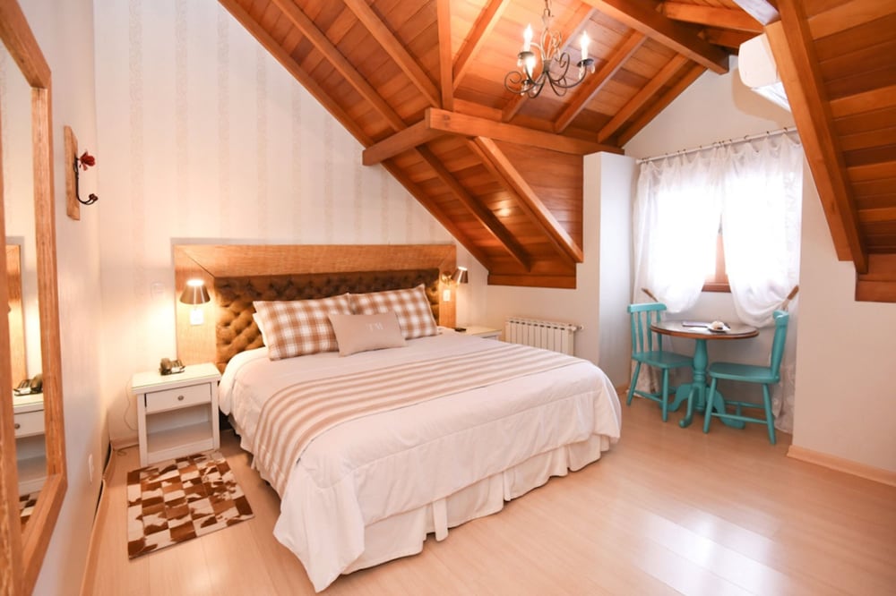Deluxe Room thumbnail 6