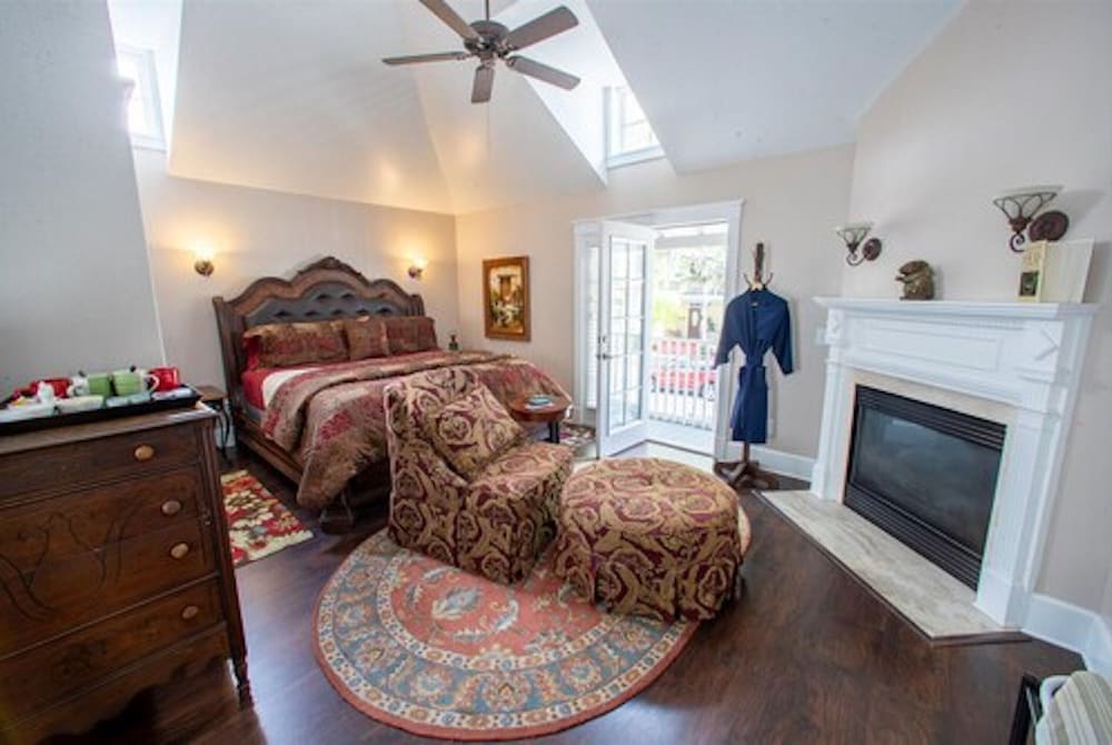 Luxury Room, 1 King Bed, Non Smoking (The Carriage House)