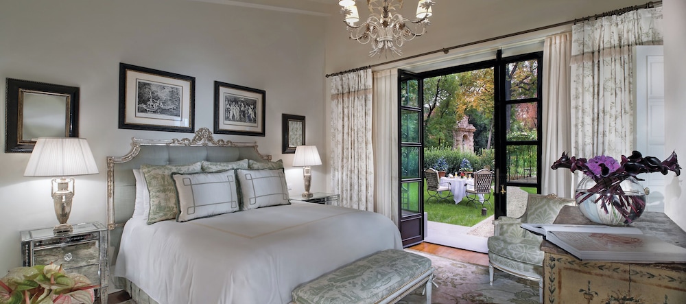 Suite, 1 King Bed (Garden)