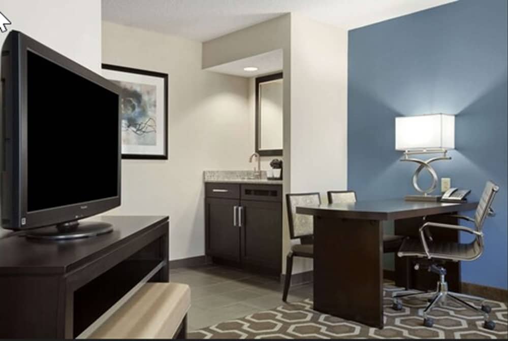 Suite, 1 Queen Bed, Accessible, Bathtub (Mobility & Hearing) - Photo 1