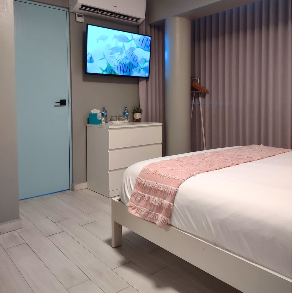 City Room photo 2